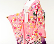 UNO　et　L’ETOILE　（ウノエレトワーレ）：小森純さんがイメージモデルとなっており、地色はピンクとパープルのグラデーションが鮮やかです。大柄の牡丹や桜・梅といった華やかなお花が豪華さを演出し、裏地・裾ふきは差し色としてイエローを使用した個性的で可愛らしい一枚です。